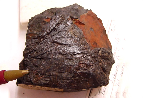탄탈라이트 광석. 탄탈럼은 탄탈라이트 등의 광석에 나이오븀과 함께 들어있다. <출처: USGS >