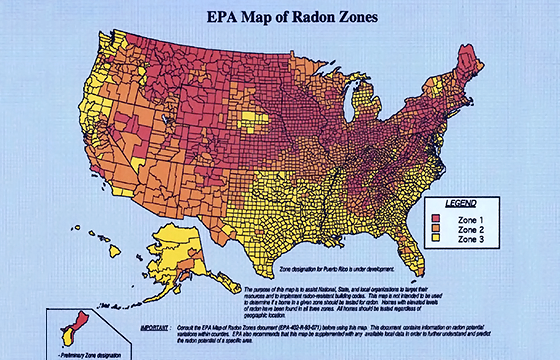 미국 환경보호국(EPA)가 미국 내 라돈 위험성을 지역별로 조사한 그림. 붉은색이 더 위험한 지역이다. 미국 환경보호국은 모든 가정에서 라돈 함량을 조사해야 한다고 권하고 있다.