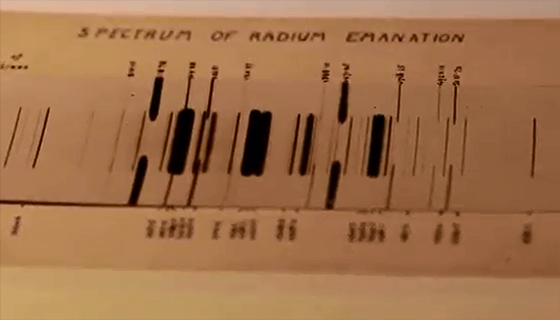 러더퍼드가 1908년에 촬영한 라돈의 방출 스펙트럼. 가운데가 라돈의 스펙트럼이며 위와 아래는 헬륨의 스펙트럼이다.
