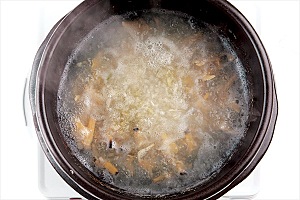 뚝배기에 ①의 다시마 물, 조갯살, 양파, 새우젓을 넣고 중간 불에서 서서히 달구다가 김이 오르면 센 불로 올려 끓인다.