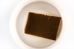 볼에 미지근한 물(1과 3/4컵)과 다시마를 넣고 20분간 불려 다시마 물을 만든 후 다시마는 건져낸다.