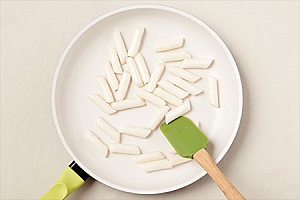견과류 깨범벅떡볶이 이미지 5