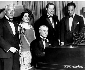 피아노 앞에 앉은 프랑스의 작곡가 라벨(가운데)과 거슈윈 (맨 오른쪽).거슈윈은 라벨을 존경해 자신의 스승이 되어달라고 부탁했다.