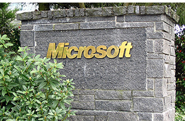 마이크로소프트 본사 정문에 새겨진 로고.마이크로 소프트는 마이크로 컴퓨터와 소프트 웨어의 합성어다.