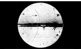 앤더슨이 1932년 최초로 양전자를 발견한 사진. 납을 뚫고 아래쪽에서 위쪽으로 원을 그리며 올라 가는 곡선이 양전자의 궤적이다.<출처:C.D.Anderson,Physical Review 43,491(1933)