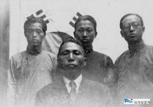 선생(앞 중앙)과 한인애국단원 사진(1932년으로 추정) 
