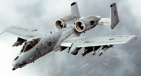 A-10 썬더볼트 II(Thunderbolt II) 공격기. 별명은 아프리카산 흑멧돼지(Warthog)이다.