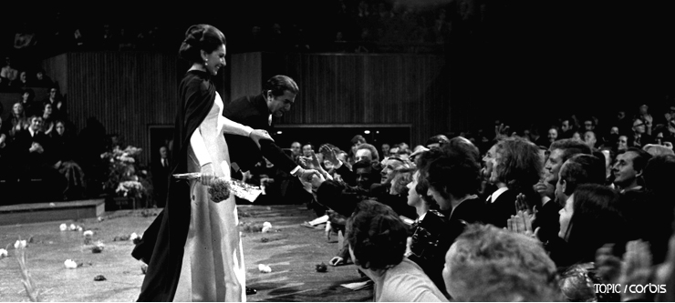 소프라노 마리아 칼라스와 테너 쥬세페 디 스테파노가 공연후 광객들의 환호를 받고 있다.