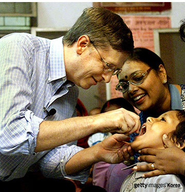 2000년 뉴델리를 방문한 빌 게이츠가 한 아이에게구강 위생을 위한 백신을 주고 있다.