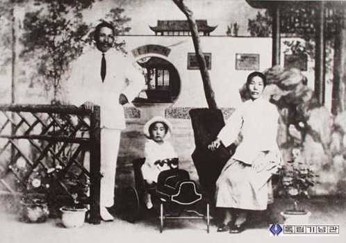 상해임시정부 경부국장 시절의 가족사진(1919~1922) 가운데가 맏아들 김인이며, 오른쪽이 부인 최준례 여사이다