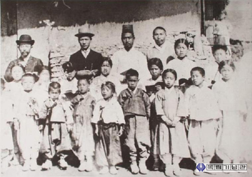 교편 생활 시절의 선생(맨 뒷줄 오른쪽 첫 번째)의 모습. 해서 교육총회 학무총감 재임 시 광진학교에서 촬영한 것이다