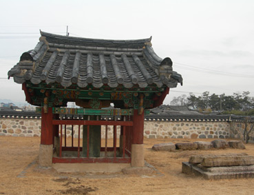 신라 장군 김유신의 집에 있던 우물 재매정. 화강암을 벽돌처럼 쌓아 올려 만든 우물로, 경상북도 경주시 교동에 위치한다. 사적 제 246호. 