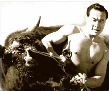 1950년 맨손으로 소와 대결하던 때의 모습. 두 번에 걸친 입산 수도의 결과 맹우 47마리를 쓰러뜨리고, 그 중에 4마리를 즉사시키는 가공할 능력을 선보였다.<이미지 제공: 대산사업회>